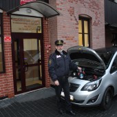 Bielscy strażnicy pomogą uruchomić samochód.